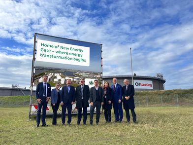 Group picture of politicians and Mabanaft and Pattern Energy representatives on the Terminal Blumensand © Mabanaft GmbH & Co. KG
