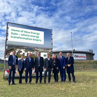 Group picture of politicians and Mabanaft and Pattern Energy representatives on the Terminal Blumensand © Mabanaft GmbH & Co. KG