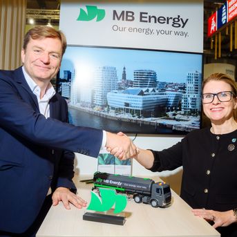 Volker Ebeling, Senior Vice President New Energy, Supply & Infrastructure at MB Energy, and Lena Halvari, CEO of Gen2 Energy. © Gregor Fischer