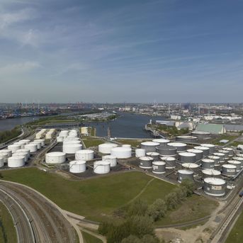 Tank Terminal Blumensand in the Port of Hamburg © Mabanaft GmbH & Co. KG