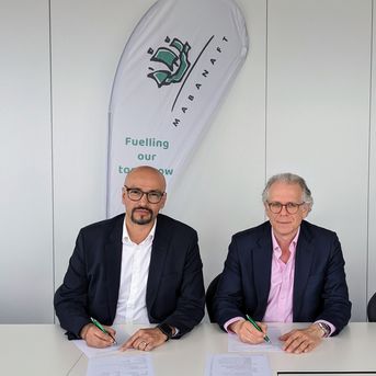 Signing of the approval documents for the ammonia import terminal in Hamburg by Reza Adami (Managing Director of Oiltanking Deutschland) and Philipp Kroepels (Director New Energy, Mabanaft) © Mabanaft GmbH & Co. KG