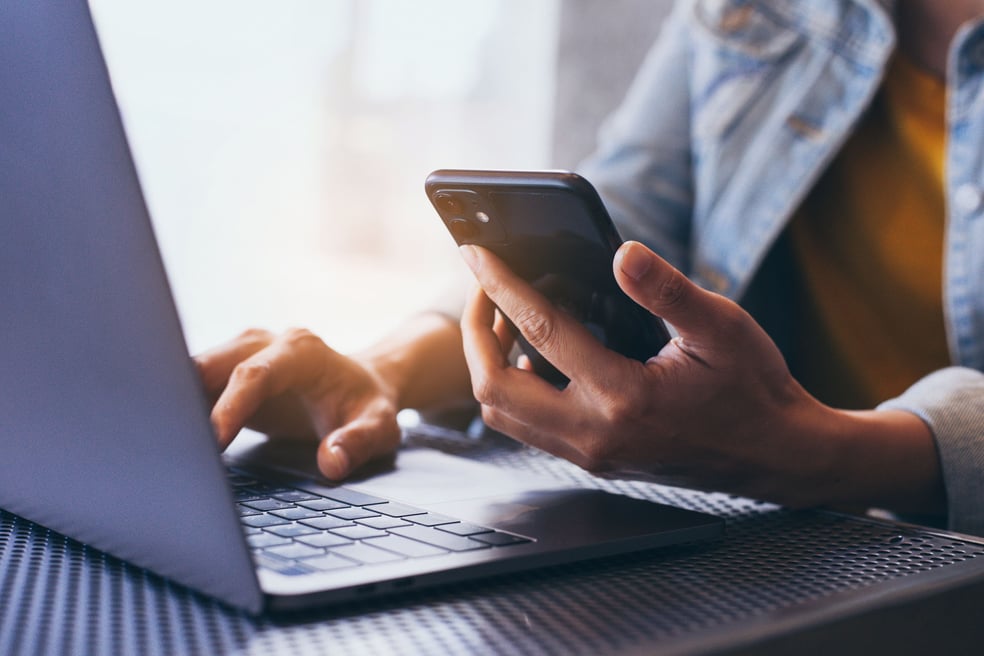 image_contact-laptop-mobile_AdobeStock_403234519_Standardlizenz_2022-02-17_bearb