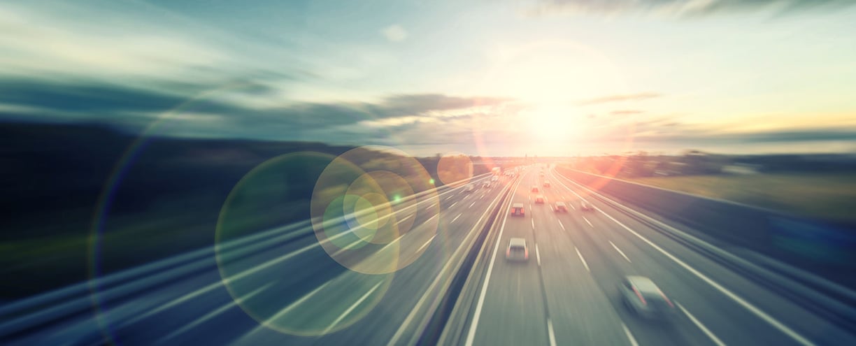 image_highway-traffic-sunset_AdobeStock_176064269_Standardlizenz_2022-02-17_bearb