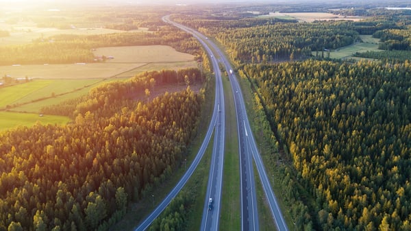 image_street-cars-trees_AdobeStock_237237008_Standardlizenz_2022-03-15_1920