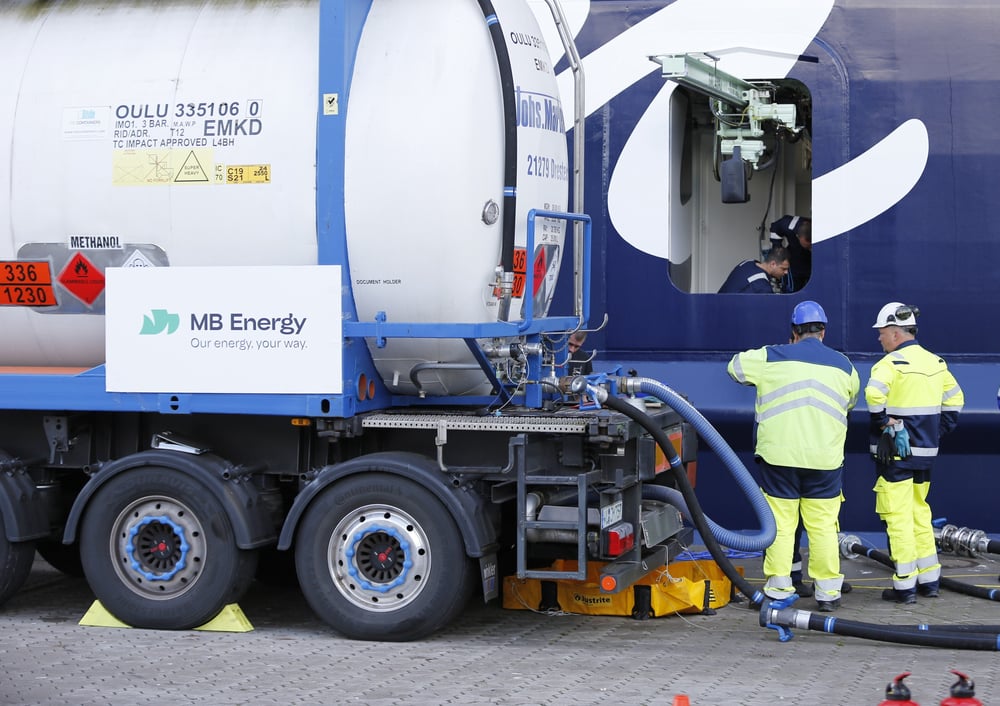 Methanol bunkering for the Mein Schiff 7 at the Ostseekai in Kiel: The lorry carrying the methanol is parked in front of the ship.