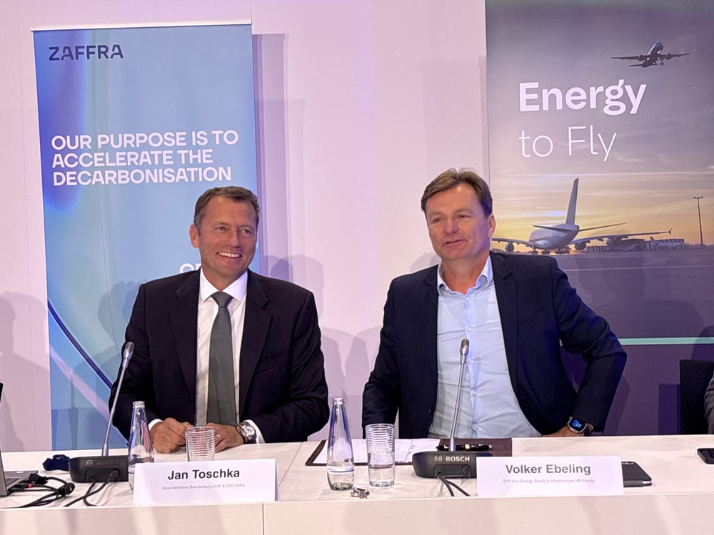 Jan Toschka from Zaffra (left) and Volker Ebeling from MB Energy signing the MoU.