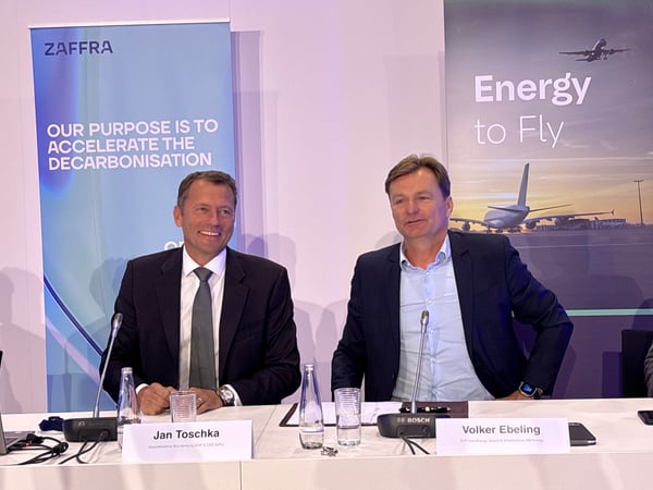 Jan Toschka von Zaffra (links im Bild) und Volker Ebeling von MB Energy unterzeichnen die Absichtserklärung.