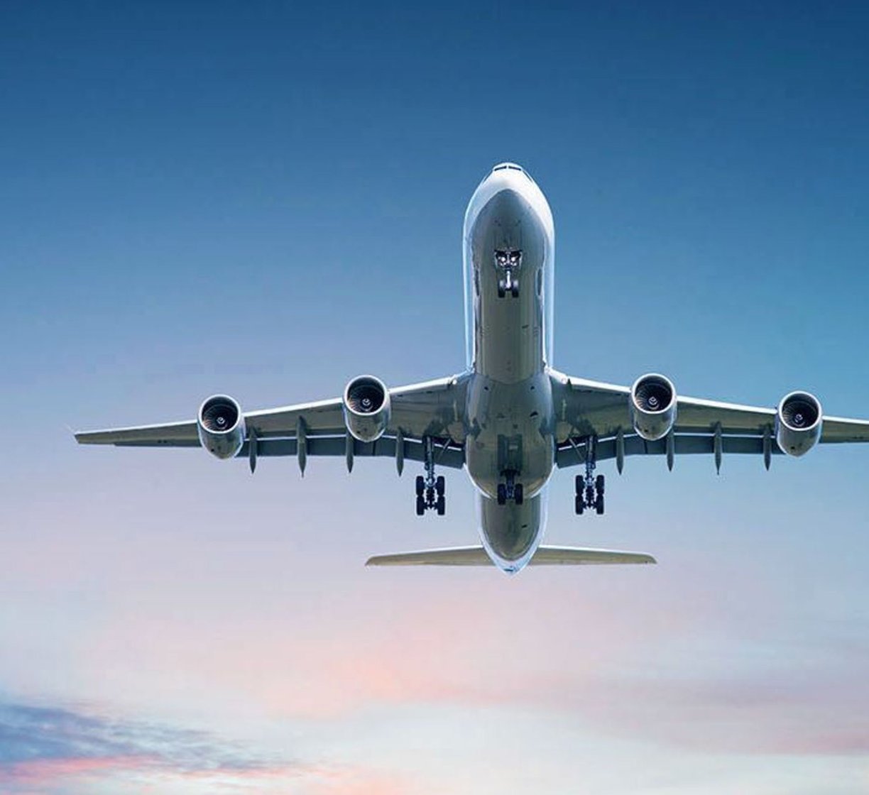 Airplane takes off into the sky_flugbenzin_jet_saf_jet-a-1