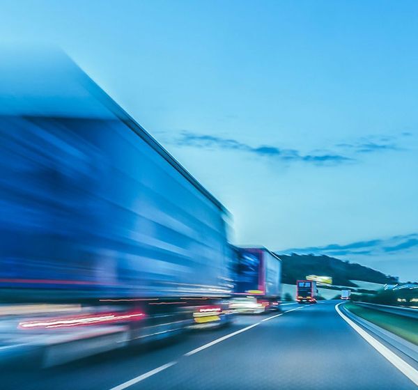 Dieselkraftstoff (Diesel) Truck LKW im Verkehr auf Autobahn 