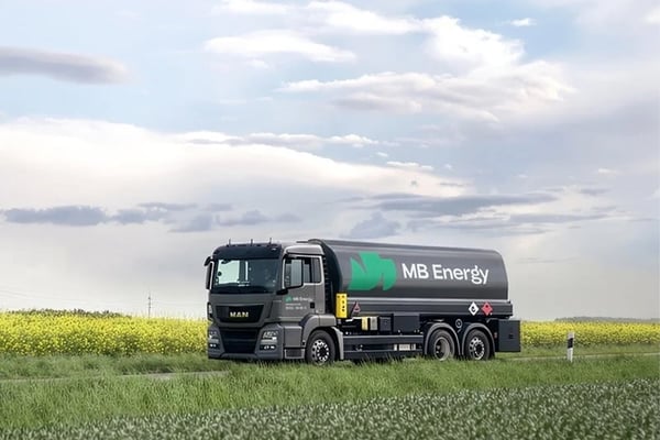 Heizöltankwagen von MB Energy auf der Straße