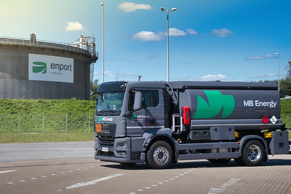 Ein MB Energy Lkw neben einem Lagertank auf einem Betriebsgelände