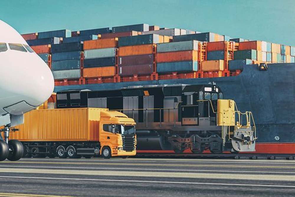 Verschiedene Transportmittel wie LKW, Schiff, Flugzeug und Güterzug für Logistik.