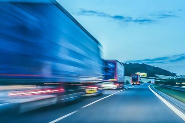 Lkw auf Autobahn mit Verkehrssituation