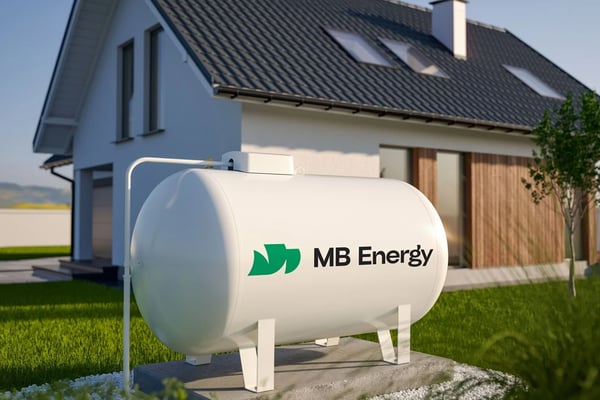 Flüssiggastank an einem Gebäude für zuverlässige Energieversorgung