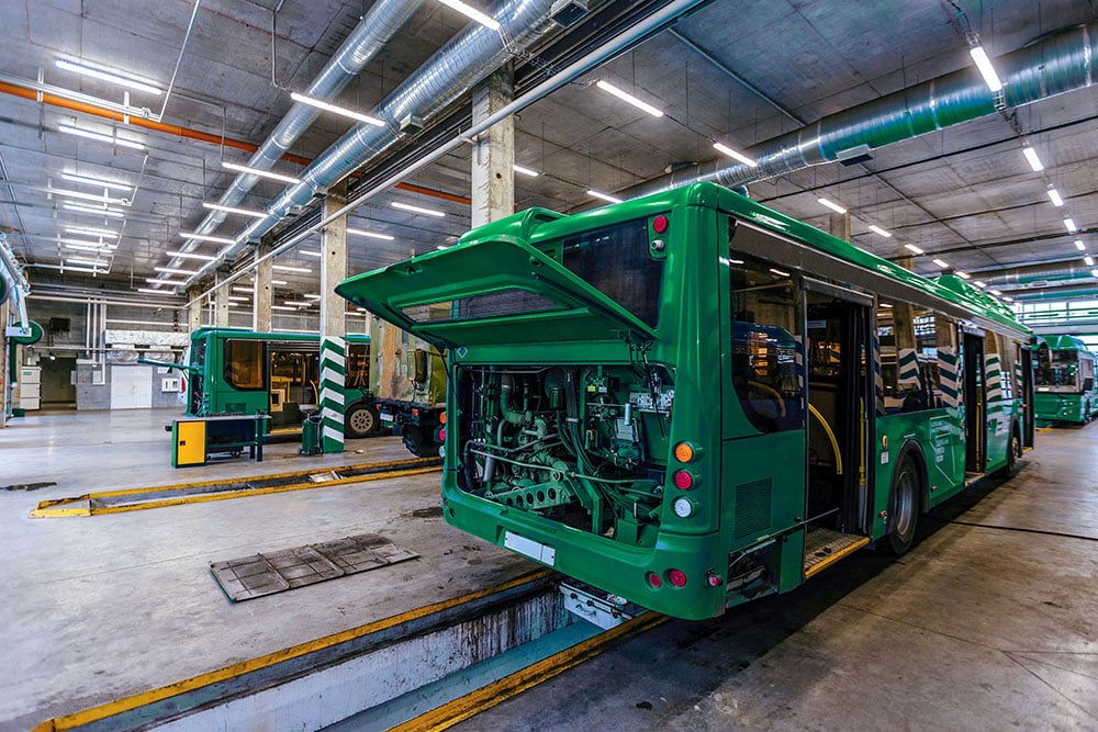 Linienbus in Werkstatt zur Wartung von Schmierstoffen