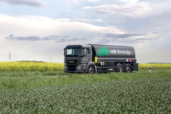Tankwagen liefert Heizöl für öffentliche Einrichtungen