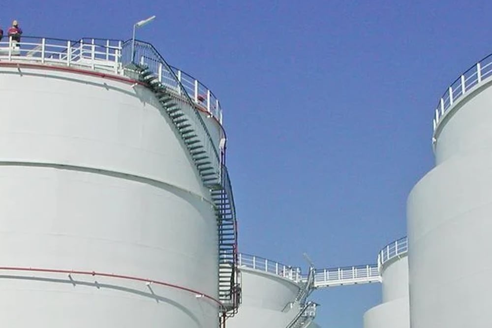 Große Heizöltanks im Tanklager für den Energievertrieb