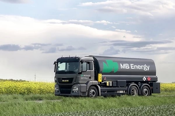 Tankwagen von MB Energy liefert Heizöl an Tankstellen und Energiehändler