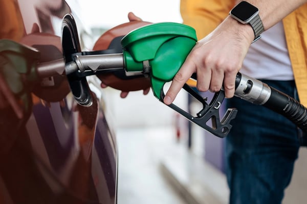 Zapfpistole betankt ein Fahrzeug an einer freien Tankstelle
