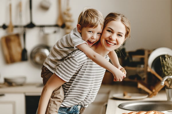 Frau und Kind in Küche in der man mit Flaschengas kochen und heizen kann