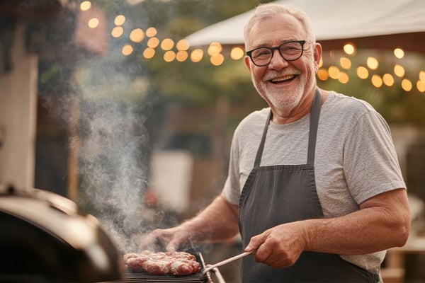 Mann grillt mit Flaschengas in Outdoor-Küche