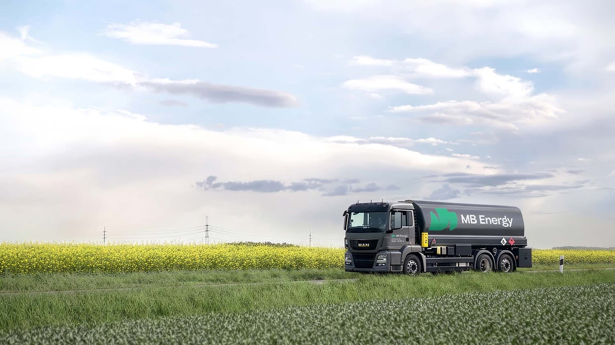 Tanklastwagen von MB Energy auf Landstraße im Grünen
