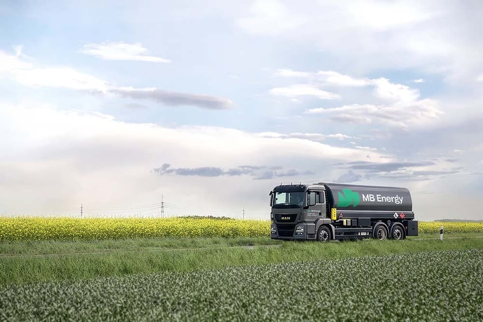 MB Energy Heizöl Tankwagen bei regionaler Heizölversorgung auf Landstraße