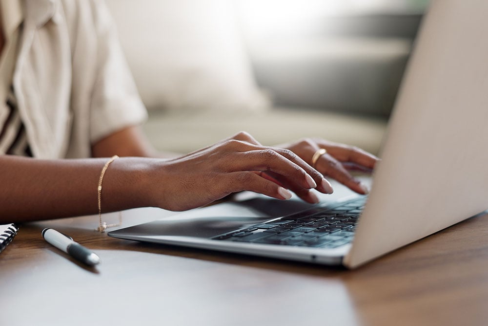 frau-heizoelvergleich-laptop-adst665471633