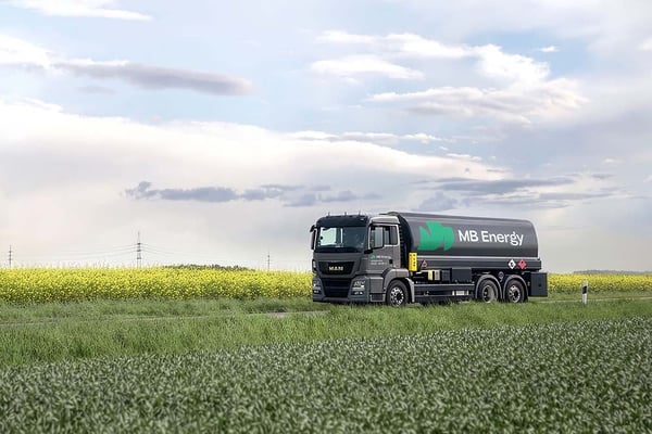 Heizöl Tankwagen liefert Energie an Wohngebäude