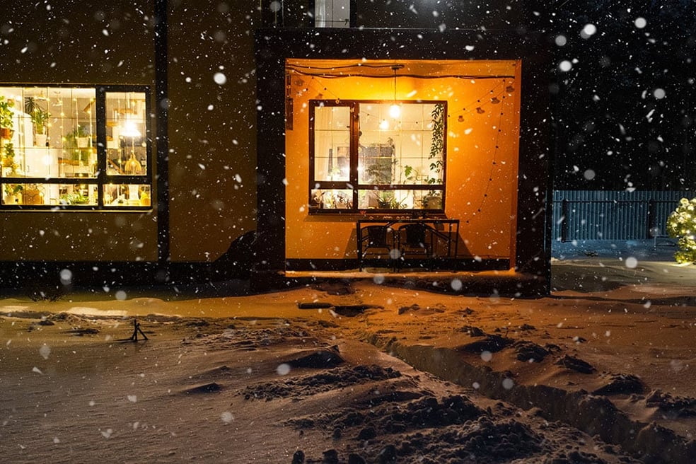 Wohnhaus im Winter mit zuverlässiger Heizölversorgung bei Schnee