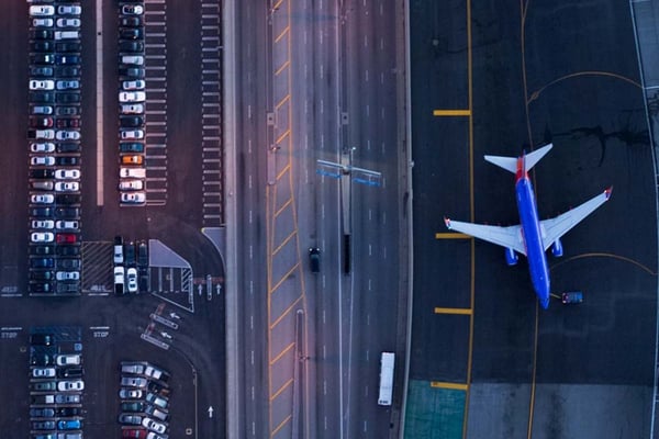 Flugzeug und Parkplatz aus der Vogelperspektive in der kommerziellen Luftfahrt