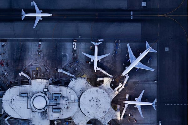 Flugzeuge im Cargo- und Logistikflugverkehr am Terminal