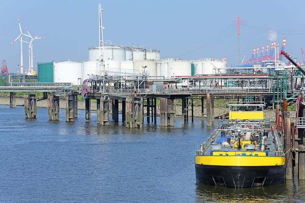 Binnenschiff und Tanklager nutzen HVO-Kraftstoff im Industriehafen