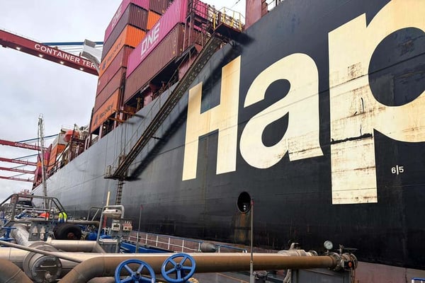Versorgung eines Containerschiffs mit B30 Biofuel im Hafen
