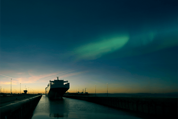 Containerschiff auf offener See mit alternativen Marine Kraftstoffen