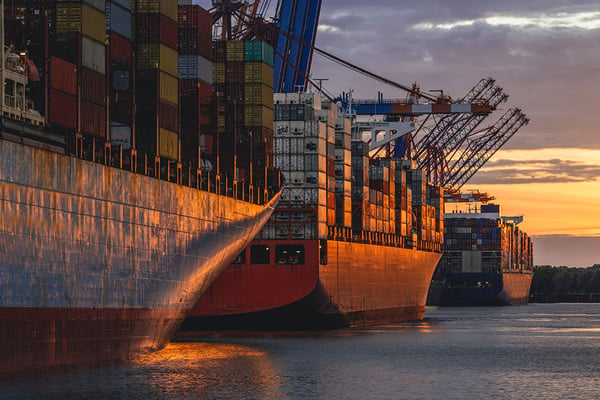 Tanker und Frachtschiffe an modernem Marine-Terminal bei Nacht