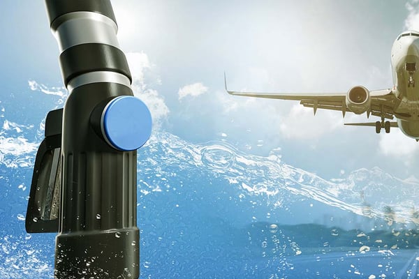 Flugzeug über Wasser als Symbol für nachhaltige synthetische Flugkraftstoffe