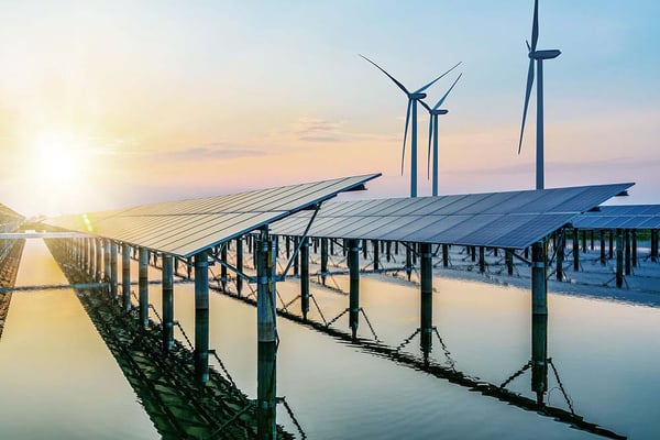 Solar- und Windkraftanlagen zur Erzeugung erneuerbarer Energie