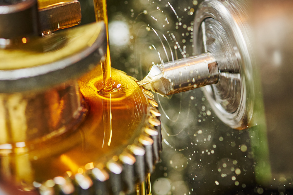 Schmierstoff im Einsatz an Maschinenbauteil zur Reduzierung von Verschleiß