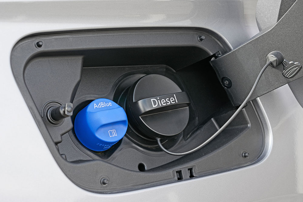 AdBlue-Einfüllstutzen an Fahrzeug zur Abgasnachbehandlung moderner Dieselmotoren im kommunalen Fuhrpark 