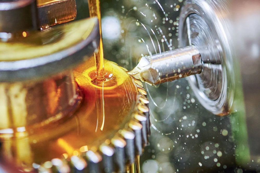 Schmierstoff im Einsatz an Maschinenbauteil zur Reduzierung von Verschleiß im kommunalen Betrieb 