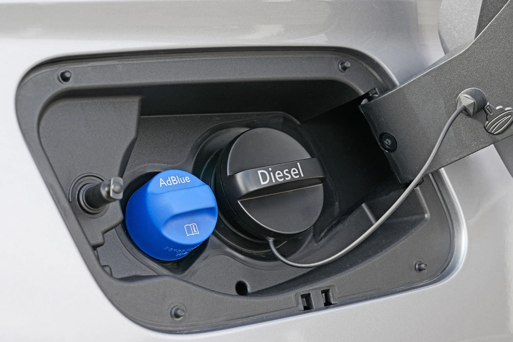 AdBlue-Einfüllstutzen an Fahrzeug zur Abgasnachbehandlung im Zusatzsortiment von Tankstellen