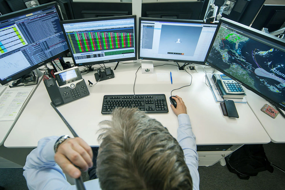 Mitarbeiter steuert Kraftstoffhandel am Bildschirm für die Versorgung von Mineralölhändlern und Tankstellen