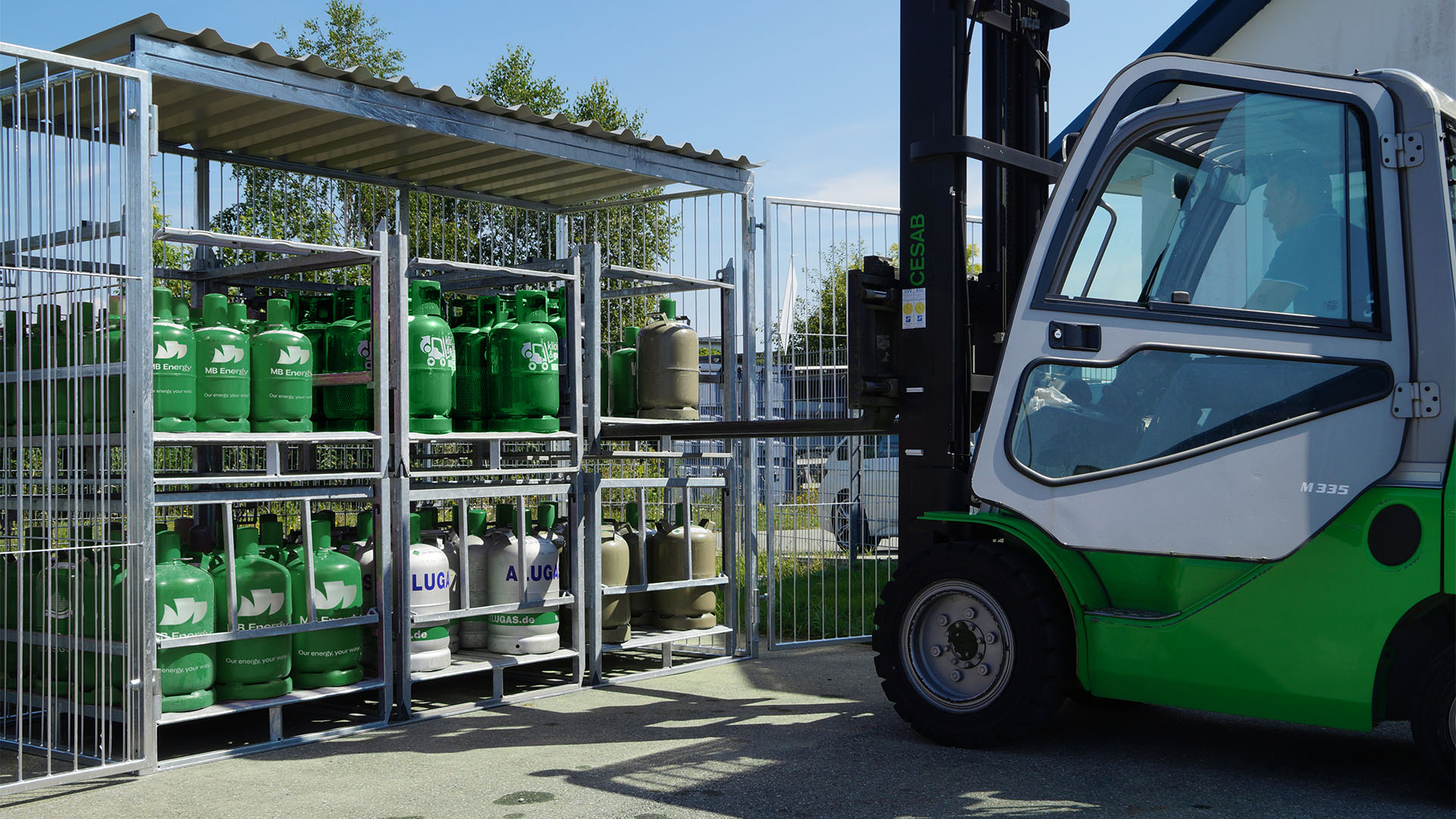 Lattice box with gas cylinders and forklift