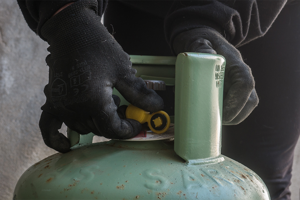 Gas cylinder is connected