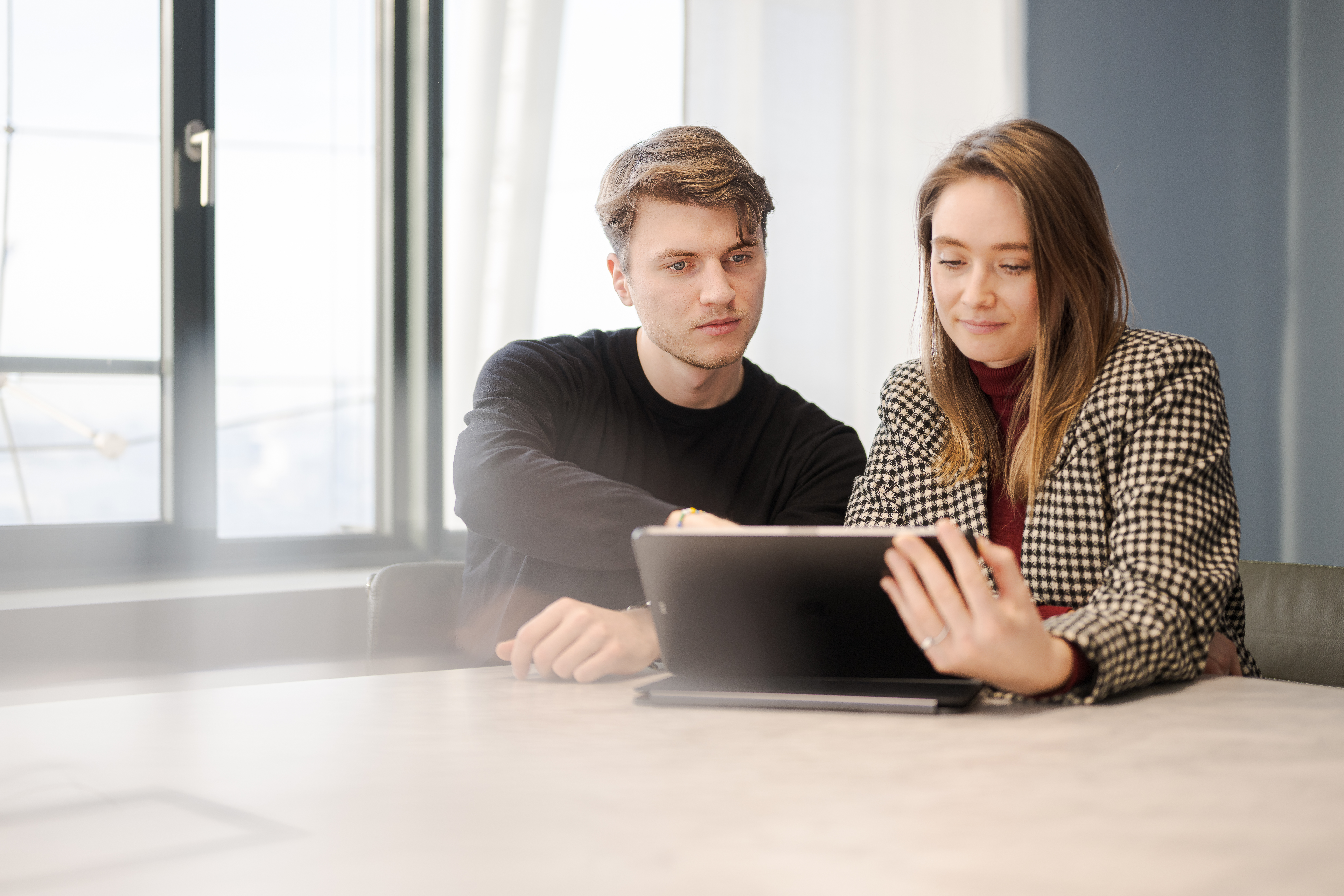 Mann und Frau füllen am Computer ein Formular aus