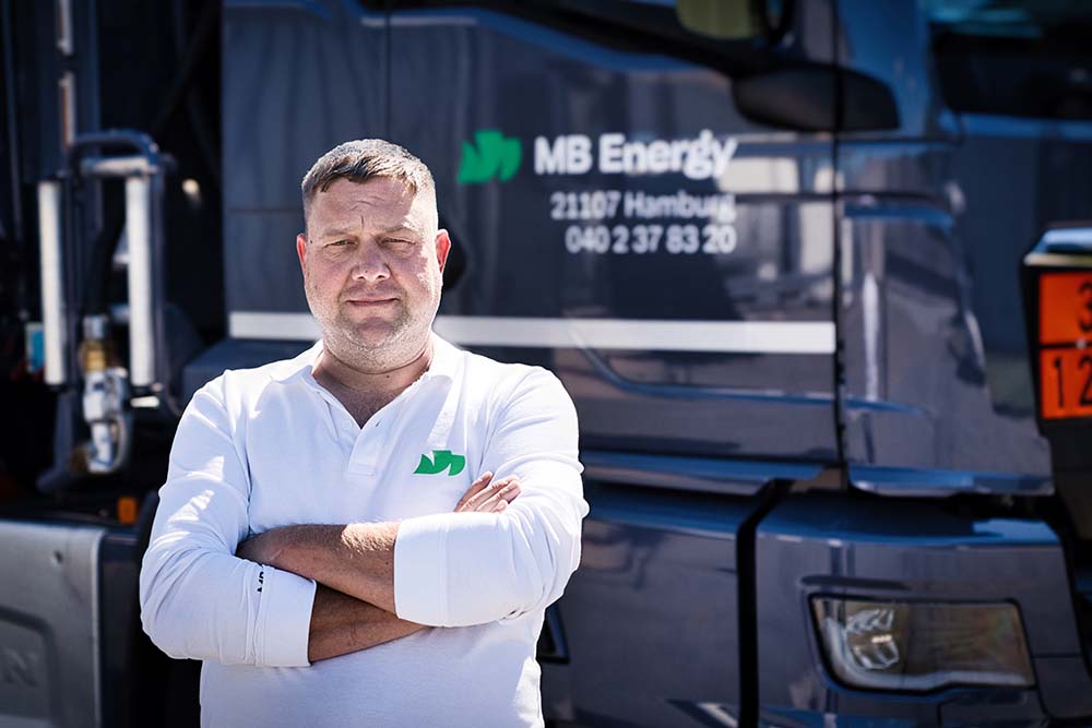 Heizöl Fahrer von MB Energy vor Tankwagen bei Auslieferung