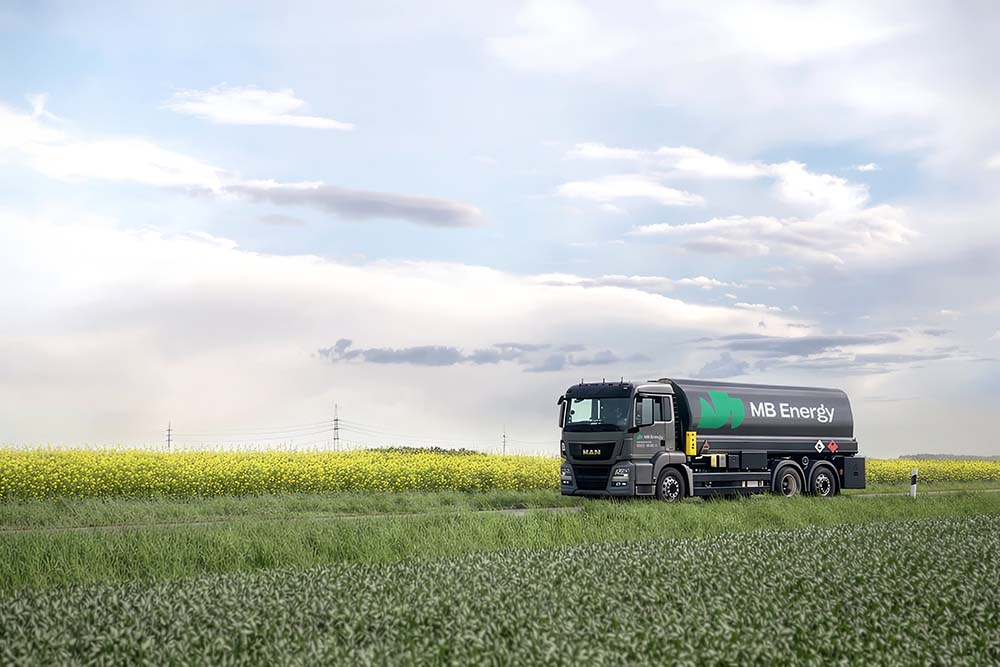 MB Energy Heizöl Tankwagen bei regionaler Heizölversorgung auf Landstraße