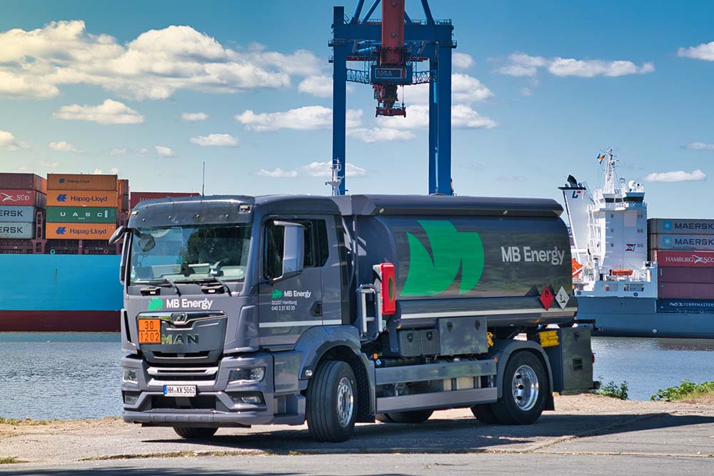 MB Energy Tankwagen bei Hafenlogistik und regionaler Heizölversorgung