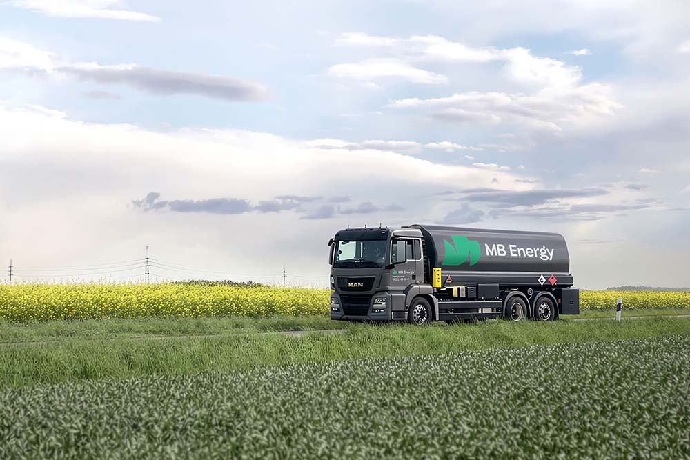 Heizöl Tankwagen liefert Energie an Wohngebäude
